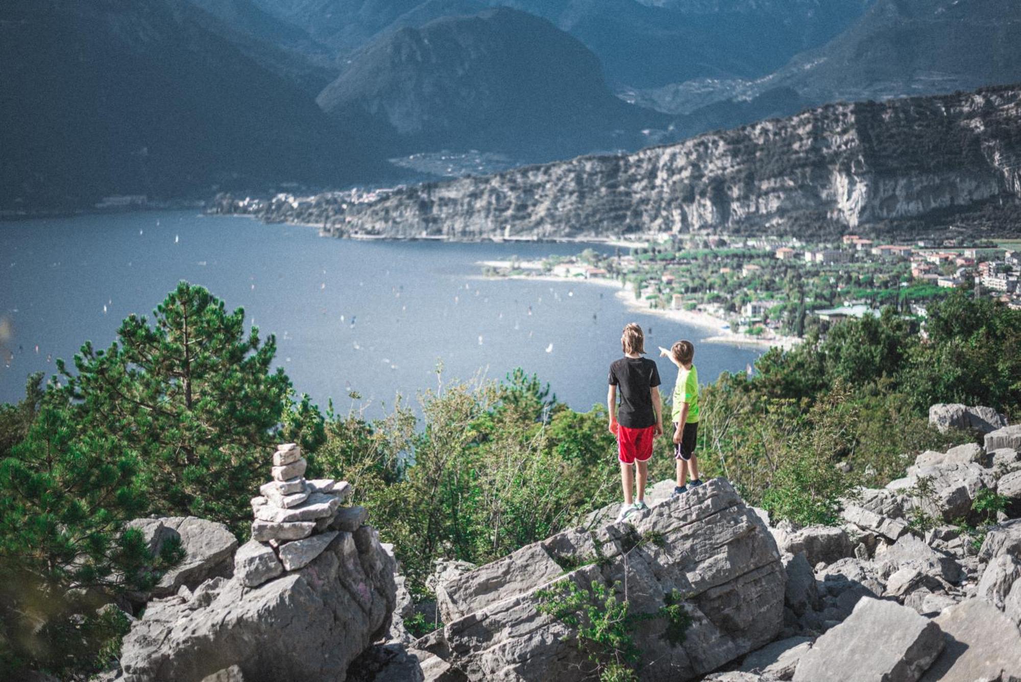 Hotel Aurora & Appartamenti Torbole Sul Garda ภายนอก รูปภาพ